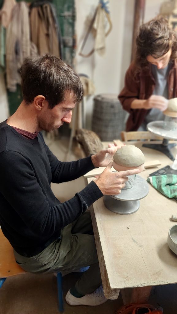 stage poterie raku. Modelage d'un bol. Finitions