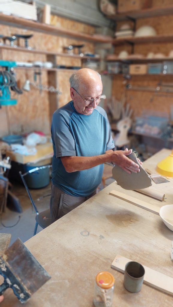 Stage céramique raku. Travail à la plaque. Texture. Terre craquelée
