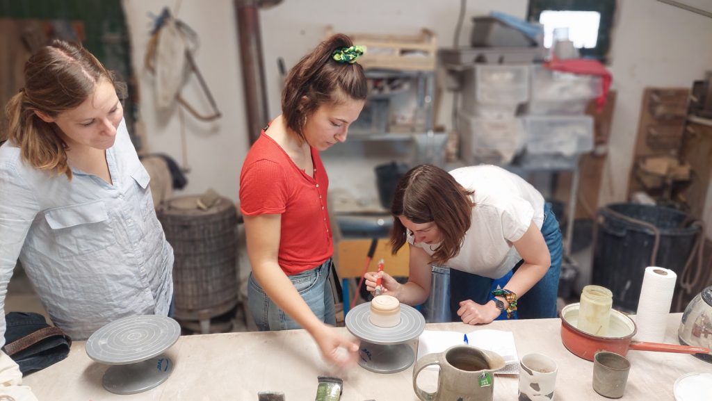 Stage poterie raku. Reserve à la cire. Emaillage