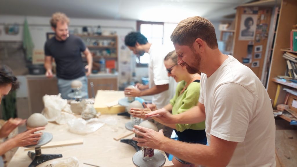 Stage poterie raku. Estampage modelage. travail en groupe