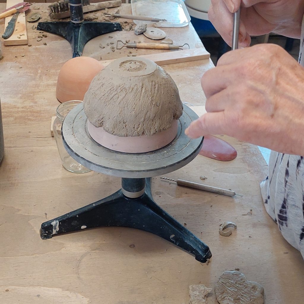 Stage poterie raku estampage d'un bol finition du pied