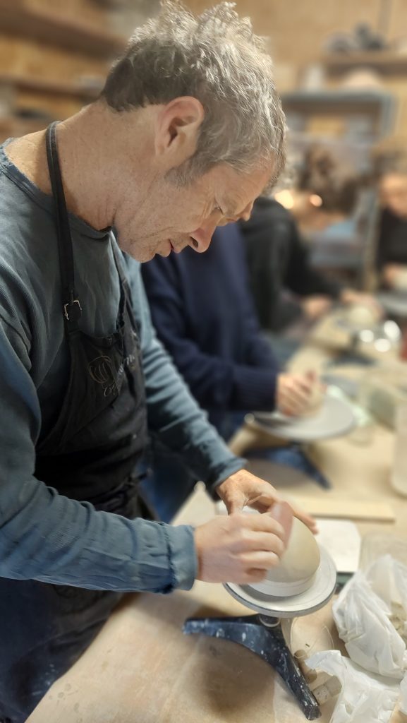 Stage de poterie raku. Fabrication d'un bol en céramique