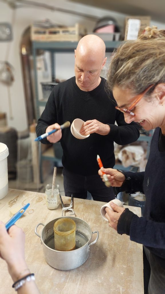 Stage céramique raku. Réserves à la cire avant l'émaillage.