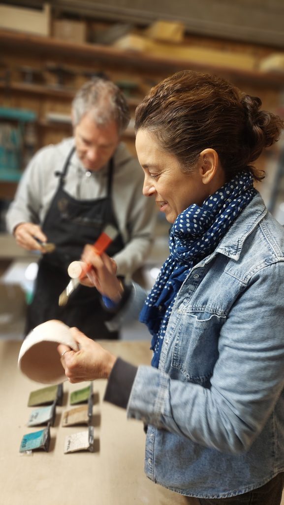 Stage semaine raku. Cirage et réserve des pièces avant émaillage