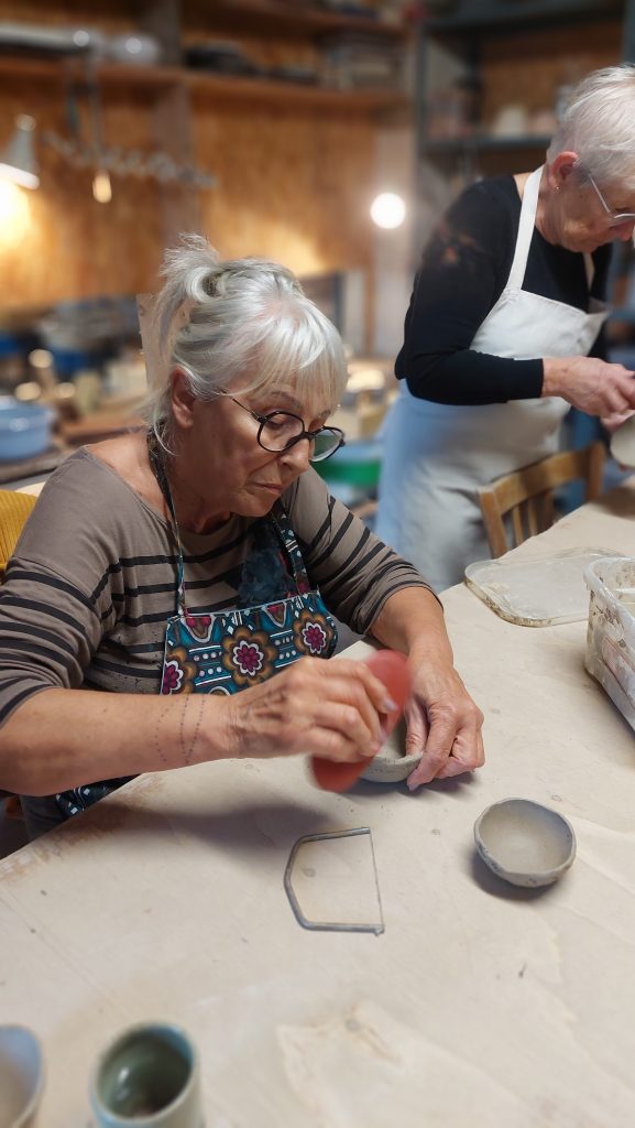 Stage raku. Modelage. Lissage et polissage d'une coupelle