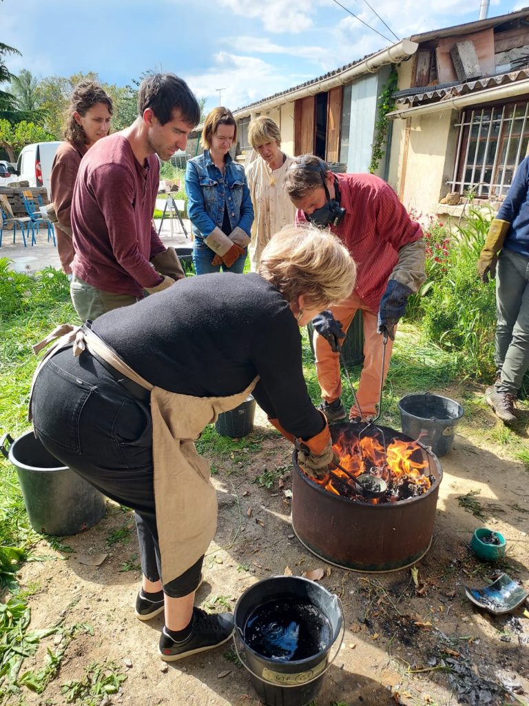 Cuisson raku. Enfumage des poteries