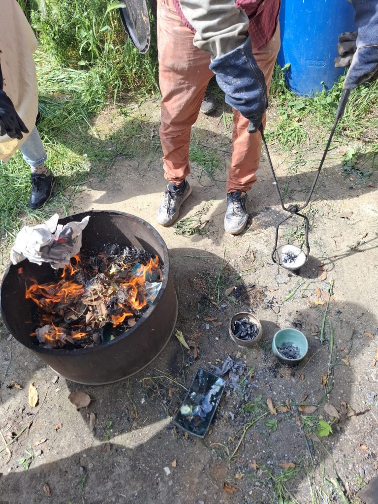 Cuisson raku. Enfumage des poteries