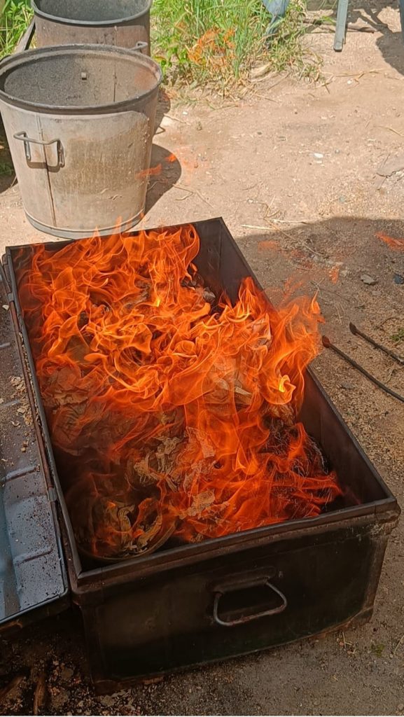 Cuisson raku. défournement et enfumage