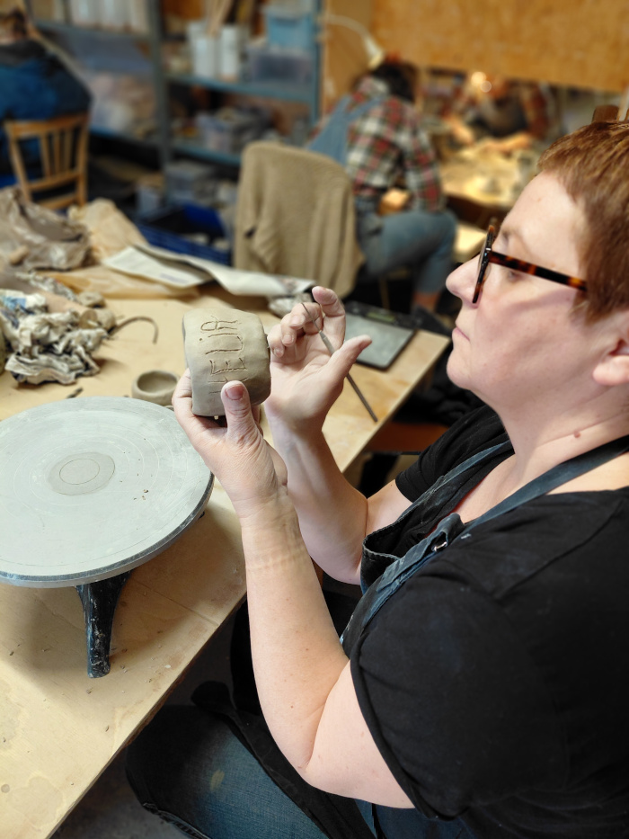 modelage, gravure sur céramique, concentration, cours de poterie