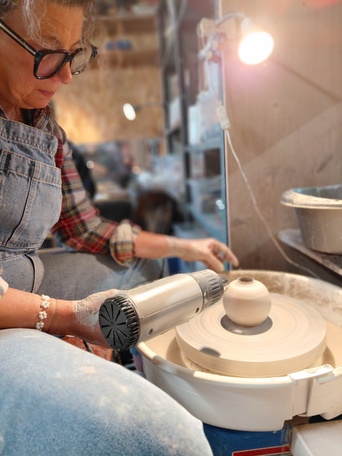 Eleve sur le tour, cours de poterie