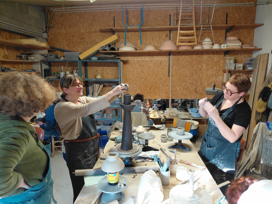 groupe, bonne ambiance, cours de poterie à l'atelier, Saint Quentin la Poterie