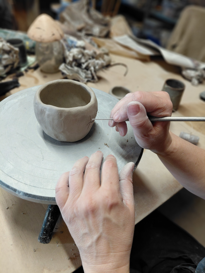 modelage d'une pièce, travail précis, gravure, cours de poterie